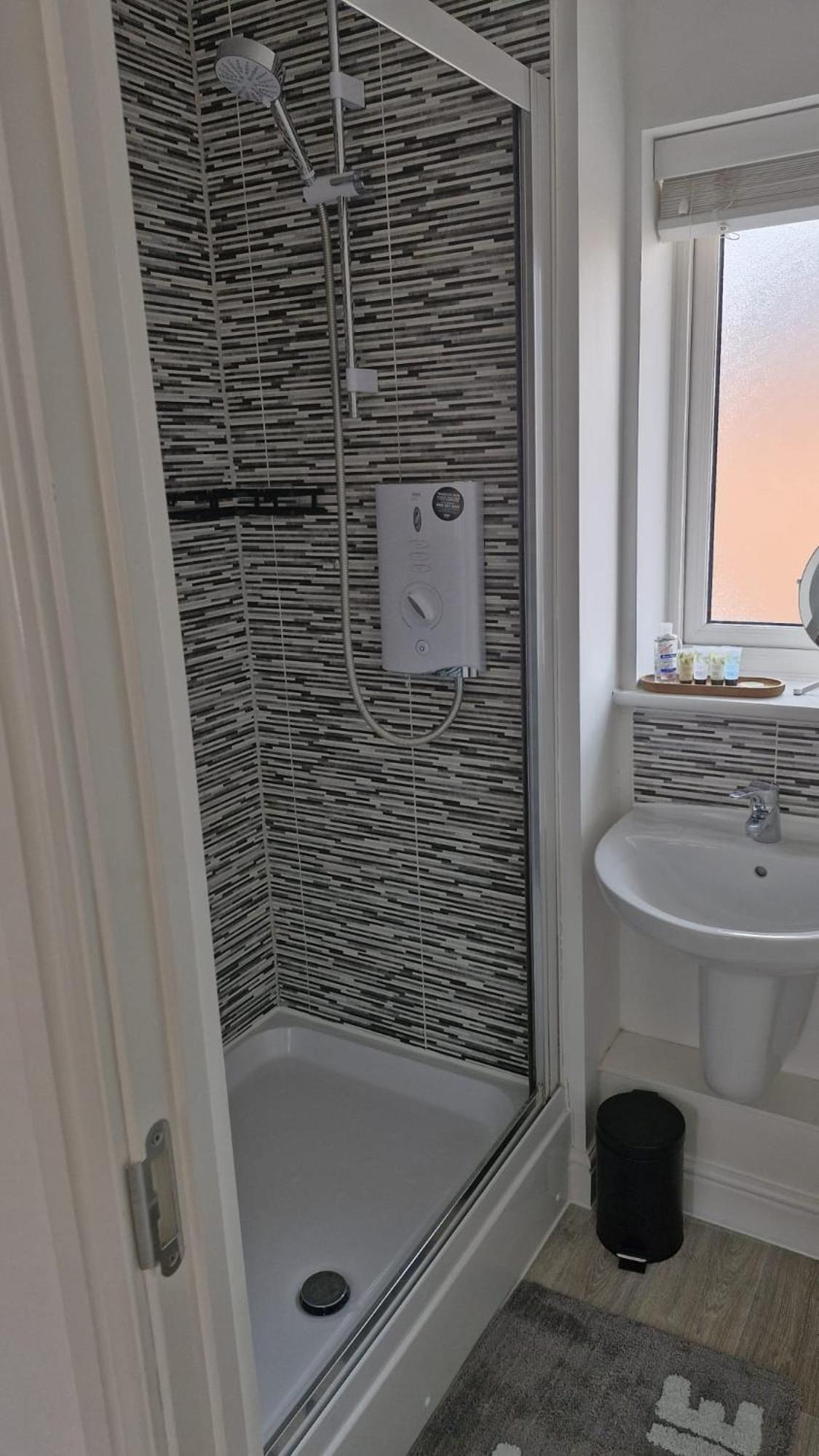 Modern Double Room With En-Suite, Parking & Fast Wifi - Close To Beach แซนด์เกต ภายนอก รูปภาพ